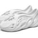 High quality breathable waterproof comfort fashion yeezy beach sports shoes clogs